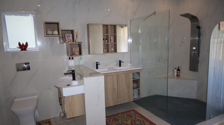 4 Bedroom Property for Sale in Kraaibosch Manor Western Cape